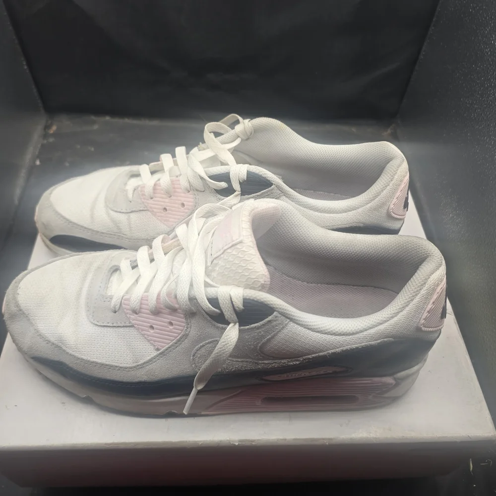Nike Air Max‎ Women's White and Pink Sneakers